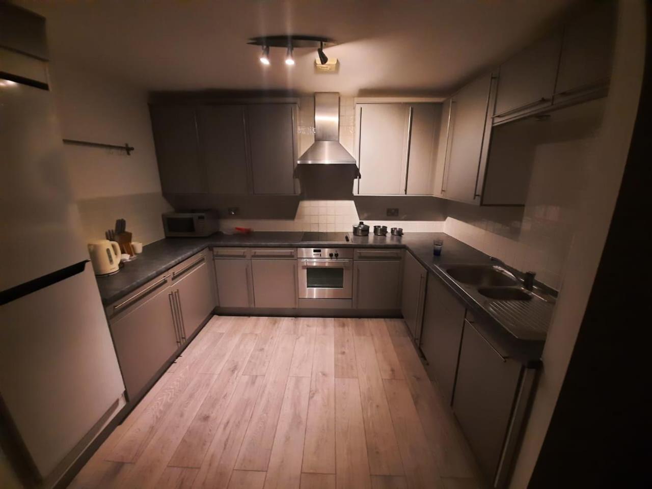 Room In Cardiff City Center - Swiftstay Esterno foto